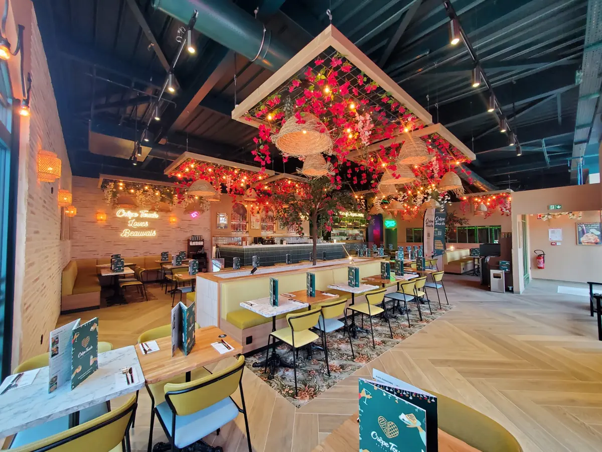 Néon « Crêpe Touch Loves Beauvais » dans la salle du restaurant